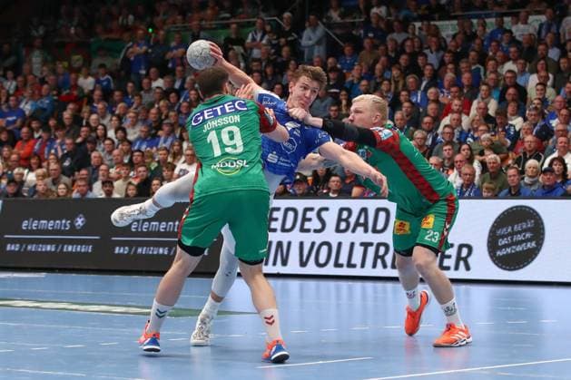 21 10 2025, xtgx, Handball, DHB Pokal 2 Runde, Dessau Rosslauer HV 06 SC Magdeburg v l Elvar Orn Jonsson Magdeburg, 19 , Fritz Leon Haake Dessau, 6 , Magnus Saugstrup Magdeburg, 23 duel, duel, fight, tackle Dessau