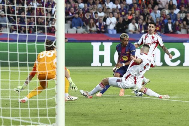 FC Barcelona, Barca v Olimpiacos - UEFA Champions League BARCELONA, SPAIN - OCT 21: Barcelona s Spanish forward Lamine Yamal vies with Olympiacos defender Lorenzo?Pirola during the UEFA Champions League phase day 3 football match between FC Barcelona and Olimpiacos at the Estadi Olimpic Lluis Companys, on October 21, 2025 Adria Puig Anadolu Barcelona Spain. Editorial use only. Please get in touch for any other usage.  Copyright: x2025xAnadoluxAdriaxPuigx