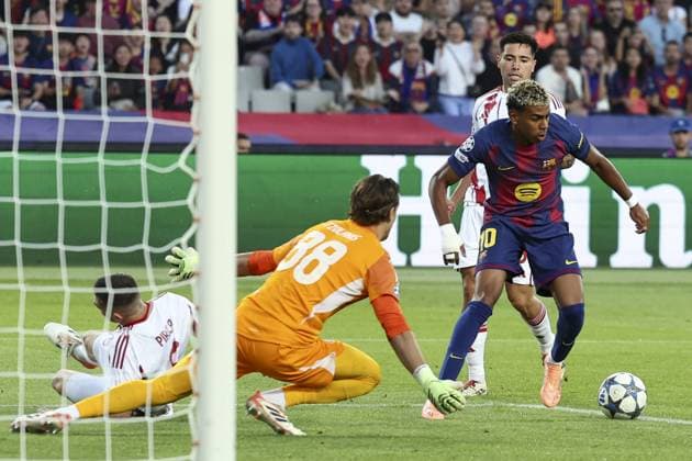 FC Barcelona, Barca v Olimpiacos - UEFA Champions League BARCELONA, SPAIN - OCT 21: Barcelona s Spanish forward Lamine Yamal vies with Olympiacos goalkeeper Konstantinos?Tzolakis during the UEFA Champions League phase day 3 football match between FC Barcelona and Olimpiacos at the Estadi Olimpic Lluis Companys, on October 21, 2025 Adria Puig Anadolu Barcelona Spain. Editorial use only. Please get in touch for any other usage.  Copyright: x2025xAnadoluxAdriaxPuigx