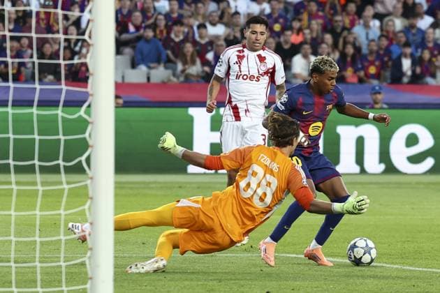 FC Barcelona, Barca v Olimpiacos - UEFA Champions League BARCELONA, SPAIN - OCT 21: Barcelona s Spanish forward Lamine Yamal vies with Olympiacos goalkeeper Konstantinos?Tzolakis during the UEFA Champions League phase day 3 football match between FC Barcelona and Olimpiacos at the Estadi Olimpic Lluis Companys, on October 21, 2025 Adria Puig Anadolu Barcelona Spain. Editorial use only. Please get in touch for any other usage.  Copyright: x2025xAnadoluxAdriaxPuigx