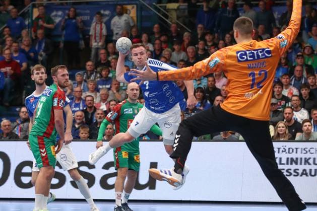 21 10 2025, xtgx, Handball, DHB Pokal 2 Runde, Dessau Rosslauer HV 06 SC Magdeburg v l Carl Phillip Haake Dessau, 7 wirft Tor, Torschuetze, erzielt Tor, Treffer, scores the goal Dessau
