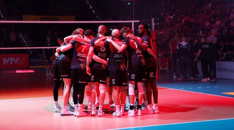BAU 21 10 2025 Ludwigsburg Volleyball Barock Volleys MTV Ludwigsburg vs SVG Lüneburg, feature, the Ludwigsburg team form a circle in the red light