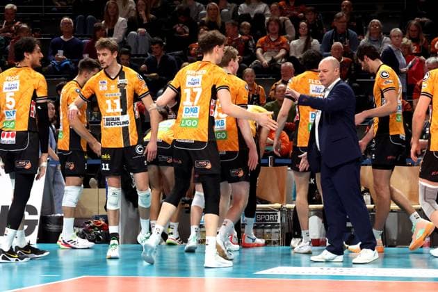 DEU, DVV, 1 VBL, BR Volleys vs VfB Friedrichshafen, 21 10 2025, Max Schmeling Halle, Berlin, DEU, DVV, 1 VBL, BR Volleys vs VfB Friedrichshafen, in the picture coach Joel Banks BR Volleys , BR Volleys players circle nordphotoxGmbHx xEngler nph00076