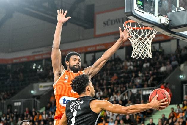 GER, EuroCup, ratiopharm Ulm vs Besiktas GAIN Istanbul 21 10 2025, ratiopharm arena, Neu Ulm, GER, EuroCup, ratiopharm Ulm vs Besiktas GAIN Istanbul, in the picture Malik Osborne Ulm, 10 at his own basket, Devon Dotson Istanbul, 1 nordphotoxGmbHx xHafner nph00200