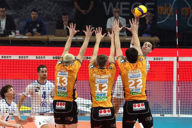 DEU, DVV, 1 VBL, BR Volleys vs VfB Friedrichshafen, 21 10 2025, Max Schmeling Halle, Berlin, DEU, DVV, 1 VBL, BR Volleys vs VfB Friedrichshafen, in the picture Ruben Schott BR Volleys 13 , Florian Krage Brewitz BR Volleys 12 , Jake Hanes BR Volleys 22 , Simon Kohn Friedrichshafen 16 nordphotoxGmbHx xEngler nph00076