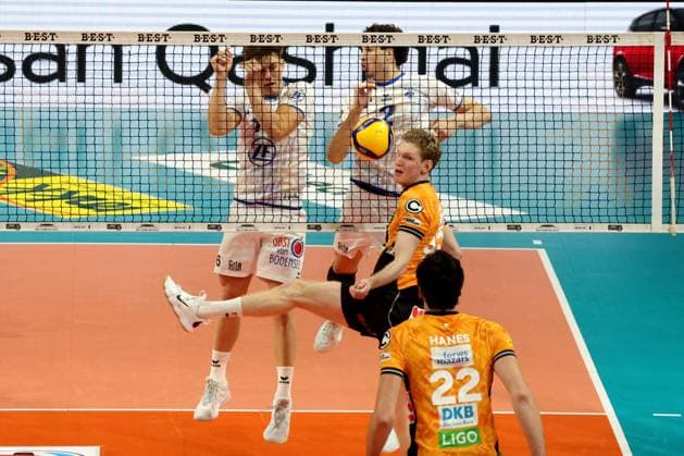 DEU, DVV, 1 VBL, BR Volleys vs VfB Friedrichshafen, 21 10 2025, Max Schmeling Halle, Berlin, DEU, DVV, 1 VBL, BR Volleys vs VfB Friedrichshafen, in the picture Fedor Ivanov BR Volleys 33 , Simon Kohn Friedrichshafen 16 , Gustavo Maciel Friedrichshafen 2 nordphotoxGmbHx xEngler nph00076