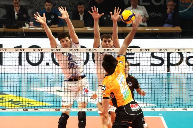 DEU, DVV, 1 VBL, BR Volleys vs VfB Friedrichshafen, 21 10 2025, Max Schmeling Halle, Berlin, DEU, DVV, 1 VBL, BR Volleys vs VfB Friedrichshafen, in the picture Jake Hanes BR Volleys 22 , Gustavo Maciel Friedrichshafen 2 , Simon Kohn Friedrichshafen 16 nordphotoxGmbHx xEngler nph00076