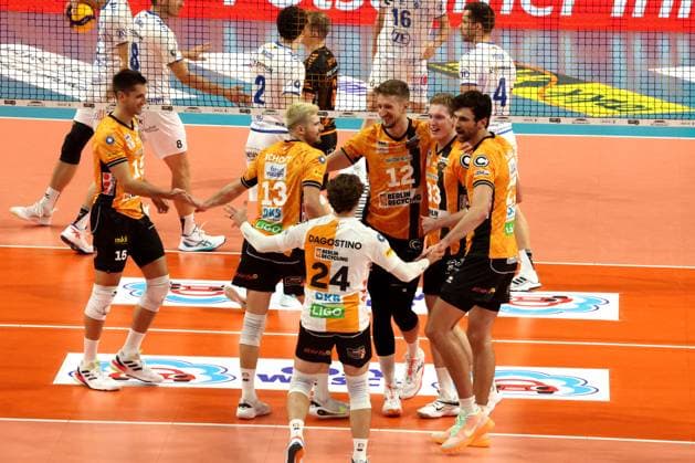 DEU, DVV, 1 VBL, BR Volleys vs VfB Friedrichshafen, 21 10 2025, Max Schmeling Halle, Berlin, DEU, DVV, 1 VBL, BR Volleys vs VfB Friedrichshafen, in the picture BR Volleys players circle nordphotoxGmbHx xEngler nph00076