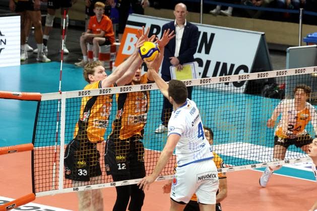 DEU, DVV, 1 VBL, BR Volleys vs VfB Friedrichshafen, 21 10 2025, Max Schmeling Halle, Berlin, DEU, DVV, 1 VBL, BR Volleys vs VfB Friedrichshafen, in the picture Fedor Ivanov BR Volleys 33 , Florian Krage Brewitz BR Volleys 12 , Moritz Reichert BR Volleys 15 , Tim Peter Friedrichshafen 4 nordphotoxGmbHx xEngler nph00076