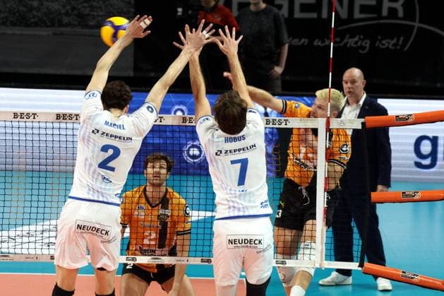 DEU, DVV, 1 VBL, BR Volleys vs VfB Friedrichshafen, 21 10 2025, Max Schmeling Halle, Berlin, DEU, DVV, 1 VBL, BR Volleys vs VfB Friedrichshafen, in the picture Ruben Schott BR Volleys 13 , Coach Joel Banks BR Volleys , Gustavo Maciel Friedrichshafen 2 , Kyle Hobus Friedrichshafen 7 nordphotoxGmbHx xEngler nph00076