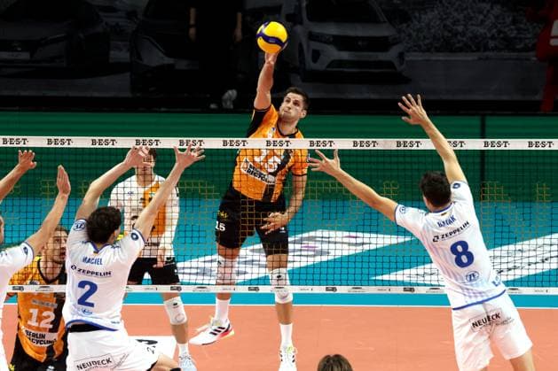 DEU, DVV, 1 VBL, BR Volleys vs VfB Friedrichshafen, 21 10 2025, Max Schmeling Halle, Berlin, DEU, DVV, 1 VBL, BR Volleys vs VfB Friedrichshafen, in the picture Moritz Reichert BR Volleys 15 , Gustavo Maciel Friedrichshafen 2 , Aleksa Batak Friedrichshafen 8 nordphotoxGmbHx xEngler nph00076