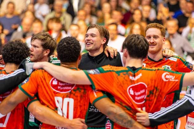 Simon Gade TSV Hannover Burgdorf, No 16 Thomas Solstad TSV Hannover Burgdorf, No 44 Lukas Stutzke TSV Hannover Burgdorf, No 39 L R , TSV Hannover Burgdorf orange against TATRAN Presov white 2 Matchday of Group Matches EHF European League 2025 2026 21 10 2025, Swiss Life Hall Hannover, GER , Copyright: xJanxGuentherx xTSVxHannover-Burgdorfx
