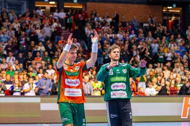 Renars Uscins TSV Hannover Burgdorf, Nr 10 Simon Gade TSV Hannover Burgdorf, Nr 16 L R , TSV Hannover Burgdorf orange against TATRAN Presov white 2 Matchday of Group Matches EHF European League 2025 2026 21 10 2025, Swiss Life Hall Hannover, GER , Copyright: xJanxGuentherx xTSVxHannover-Burgdorfx