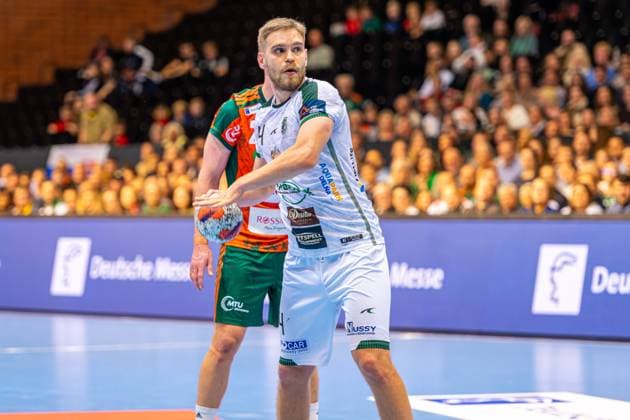 Igor Karlov TATRAN Presov, Nr 4 L R , TSV Hannover Burgdorf orange against TATRAN Presov white 2 Matchday of Group Matches EHF European League 2025 2026 21 10 2025, Swiss Life Hall Hannover, GER , Copyright: xJanxGuentherx xTSVxHannover-Burgdorfx