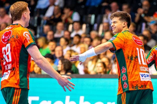 Renars Uscins TSV Hannover Burgdorf, Nr 10 L R , TSV Hannover Burgdorf orange against TATRAN Presov white 2 Matchday of Group Matches EHF European League 2025 2026 21 10 2025, Swiss Life Hall Hannover, GER , Copyright: xJanxGuentherx xTSVxHannover-Burgdorfx