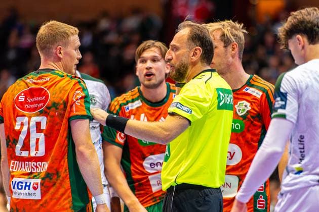 Jonathan Edvardsson TSV Hannover Burgdorf, Nr 26 Arsim Vitaku Referee L R , TSV Hannover Burgdorf orange against TATRAN Presov white 2 Matchday of Group Matches EHF European League 2025 2026 21 10 2025, Swiss Life Hall Hannover, GER , Copyright: xJanxGuentherx xTSVxHannover-Burgdorfx