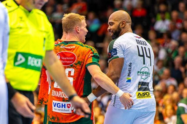 Jonathan Edvardsson TSV Hannover Burgdorf, Nr 26 Lucas Adriano Barros TATRAN Presov, Nr 44 L R , TSV Hannover Burgdorf orange against TATRAN Presov white 2 Matchday of Group Matches EHF European League 2025 2026 21 10 2025, Swiss Life Hall Hannover, GER , Copyright: xJanxGuentherx xTSVxHannover-Burgdorfx