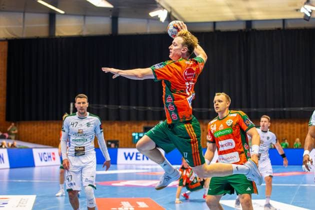 August Pedersen TSV Hannover Burgdorf, Nr 17 L R , TSV Hannover Burgdorf orange against TATRAN Presov white 2 Matchday of Group Matches EHF European League 2025 2026 21 10 2025, Swiss Life Hall Hannover, GER , Copyright: xJanxGuentherx xTSVxHannover-Burgdorfx