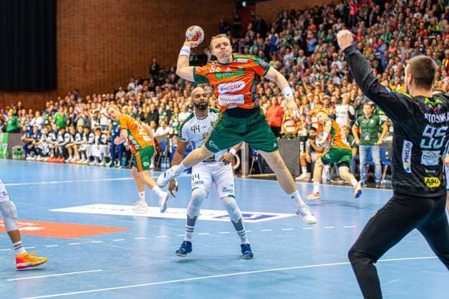 Justus Fischer TSV Hannover Burgdorf, Nr 54 L R , TSV Hannover Burgdorf orange against TATRAN Presov white 2 Matchday of Group Matches EHF European League 2025 2026 21 10 2025, Swiss Life Hall Hannover, GER , Copyright: xJanxGuentherx xTSVxHannover-Burgdorfx