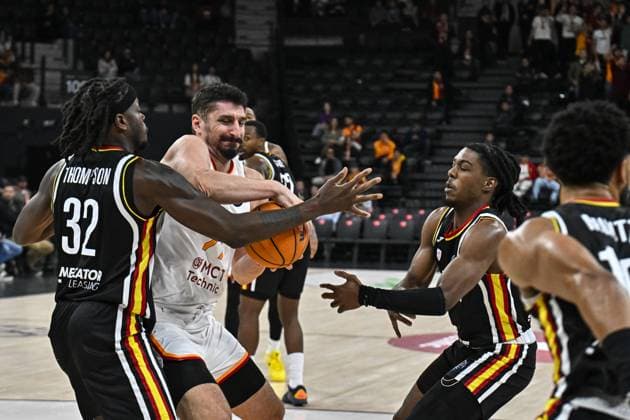 Galatasaray MCT Technic v Wurzburg Baskets - Basketball FIBA Champions League ISTANBUL, TURKIYE - OCTOBER 21: Galatasaray MCT Technic’s Muhsin Yasar in action against Charles Thompson (32) of Wurzburg Baskets during the Basketball FIBA Champions League Group E match between Galatasaray MCT Technic and Wurzburg Baskets in Istanbul, Turkiye, on October 21, 2025. Muhammed Enes Yildirim Anadolu Istanbul Turkey. Editorial use only. Please get in touch for any other usage.  Copyright: x2025xAnadoluxMuhammedxEnesxYildirimx