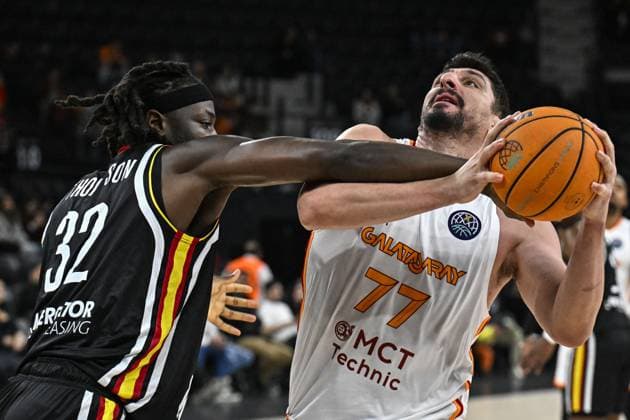 Galatasaray MCT Technic v Wurzburg Baskets - Basketball FIBA Champions League ISTANBUL, TURKIYE - OCTOBER 21: Galatasaray MCT Technic’s Muhsin Yasar in action against Charles Thompson (32) of Wurzburg Baskets during the Basketball FIBA Champions League Group E match between Galatasaray MCT Technic and Wurzburg Baskets in Istanbul, Turkiye, on October 21, 2025. Muhammed Enes Yildirim Anadolu Istanbul Turkey. Editorial use only. Please get in touch for any other usage.  Copyright: x2025xAnadoluxMuhammedxEnesxYildirimx