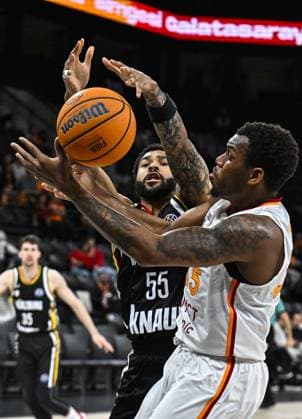 Galatasaray MCT Technic v Wurzburg Baskets - Basketball FIBA Champions League ISTANBUL, TURKIYE - OCTOBER 21: Galatasaray MCT Technic’s Fabian White in action against David Muenkat (55) of Wurzburg Baskets during the Basketball FIBA Champions League Group E match between Galatasaray MCT Technic and Wurzburg Baskets in Istanbul, Turkiye, on October 21, 2025. Muhammed Enes Yildirim Anadolu Istanbul Turkey. Editorial use only. Please get in touch for any other usage.  Copyright: x2025xAnadoluxMuhammedxEnesxYildirimx