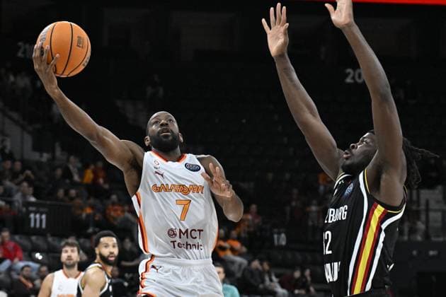 Galatasaray MCT Technic v Wurzburg Baskets - Basketball FIBA Champions League ISTANBUL, TURKIYE - OCTOBER 21: Galatasaray MCT Technic’s Will Cummings (7) in action against Charles Thompson of Wurzburg Baskets during the Basketball FIBA Champions League Group E match between Galatasaray MCT Technic and Wurzburg Baskets in Istanbul, Turkiye, on October 21, 2025. Muhammed Enes Yildirim Anadolu Istanbul Turkey. Editorial use only. Please get in touch for any other usage.  Copyright: x2025xAnadoluxMuhammedxEnesxYildirimx