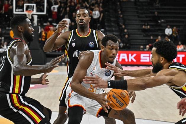 Galatasaray MCT Technic v Wurzburg Baskets - Basketball FIBA Champions League ISTANBUL, TURKIYE - OCTOBER 21: Galatasaray MCT Technic’s Fabian White in action against David Muenkat (55) of Wurzburg Baskets during the Basketball FIBA Champions League Group E match between Galatasaray MCT Technic and Wurzburg Baskets in Istanbul, Turkiye, on October 21, 2025. Muhammed Enes Yildirim Anadolu Istanbul Turkey. Editorial use only. Please get in touch for any other usage.  Copyright: x2025xAnadoluxMuhammedxEnesxYildirimx