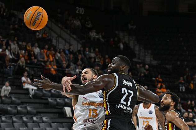 Galatasaray MCT Technic v Wurzburg Baskets - Basketball FIBA Champions League ISTANBUL, TURKIYE - OCTOBER 21: Galatasaray MCT Technic’s Christian Bishop (13) in action against Eddy Edigin (27) of Wurzburg Baskets during the Basketball FIBA Champions League Group E match between Galatasaray MCT Technic and Wurzburg Baskets in Istanbul, Turkiye, on October 21, 2025. Muhammed Enes Yildirim Anadolu Istanbul Turkey. Editorial use only. Please get in touch for any other usage.  Copyright: x2025xAnadoluxMuhammedxEnesxYildirimx