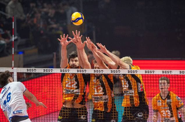 Volleyball, Men, Season 2025 2026, 1 Bundesliga 1 Matchday , BR Volleys VfB Friedrichshafen, f l Simon Kohn Friedrichshafen , Jake Hanes BR Volleys , Florian Krage Brewitz BR Volleys , Ruben Schott BR Volleys , 21 10 2025, Copyright: xSebastianxRäppold MatthiasxKochx