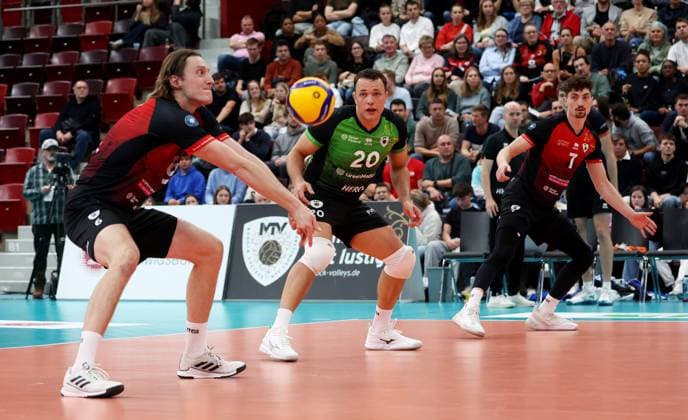 BAU 21 10 2025 Ludwigsburg Volleyball Barock Volleys MTV Ludwigsburg vs SVG Lüneburg, f l Ben Simon Bonin, Jeffrey Klok, Tm Köpfli LB