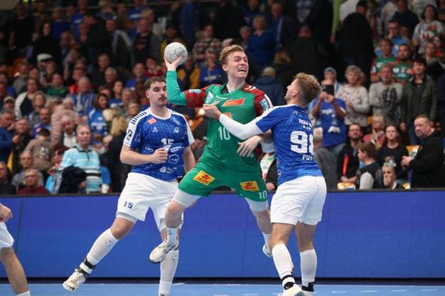 21 10 2025, xtgx, Handball, DHB Pokal 2 Runde, Dessau Rosslauer HV 06 SC Magdeburg v l Gisli Thorgeir Kristjansson Magdeburg, 10 wirft Tor, Torschuetze, erzielt Tor, Treffer, scores the goal Dessau