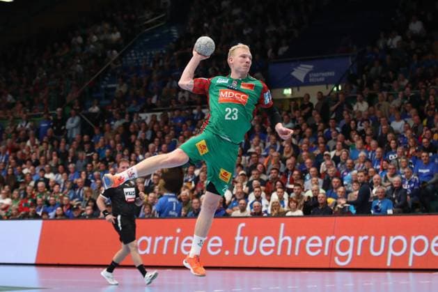 21 10 2025, xtgx, Handball, DHB Pokal 2 Runde, Dessau Rosslauer HV 06 SC Magdeburg v l Magnus Saugstrup Magdeburg, 23 wirft Tor, Torschuetze, erzielt Tor, Treffer, scores the goal Dessau