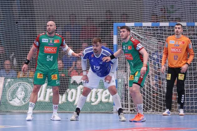 21 10 2025, xgox, Handball DHB Pokal Round 2 Dessau Rosslauer HV 06 SC Magdeburg emspor, v l Oscar Bergendahl Magdeburg, 54 , Valentin Neagu Dessau, 13 , Elvar Oern Jonsson Magdeburg, 19 duel, duel, fight, tackle Dessau