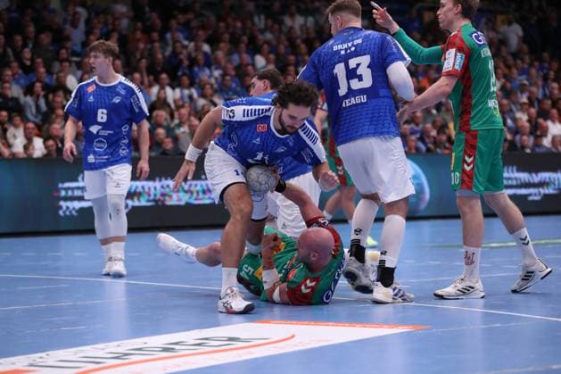 21 10 2025, xgox, Handball DHB Pokal Round 2 Dessau Rosslauer HV 06 SC Magdeburg emspor, v l Jakub Powarzynski Dessau, 14 , Oscar Bergendahl Magdeburg, 54 , Valentin Neagu Dessau, 13 duel, duel, fight, tackle Dessau