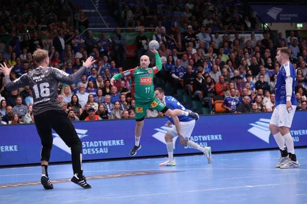 21 10 2025, xgox, Handball DHB Pokal Round 2 Dessau Rosslauer HV 06 SC Magdeburg emspor, v l Daniel Pettersson Magdeburg, 11 throws goal, Torschuetze, scores goal, Treffer, scores the goal Dessau