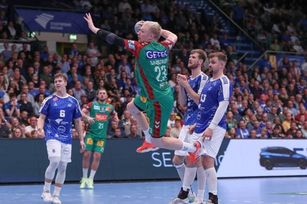 21 10 2025, xgox, Handball DHB Pokal Round 2 Dessau Rosslauer HV 06 SC Magdeburg emspor, v l Magnus Saugstrup Magdeburg, 23 throws goal, Torschuetze, scores goal, Treffer, scores the goal Dessau