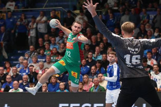 21 10 2025, xtgx, Handball, DHB Pokal 2 Runde, Dessau Rosslauer HV 06 SC Magdeburg v l Lukas Mertens Magdeburg, 22 wirft Tor, Torschuetze, erzielt Tor, Treffer, scores the goal Dessau