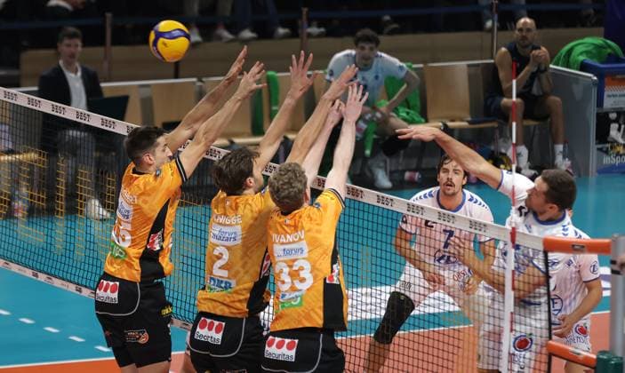 Tim Peter in attack, Moritz Reichert, Matthew Knigge, Fedor Ivanov in block duel Game scene Action Sport Volleyball Bundesliga Men 1 Matchday Season 2025 2026 21 10 2025 BR Volleys Berlin BRV vs VfB Friedrichshafen