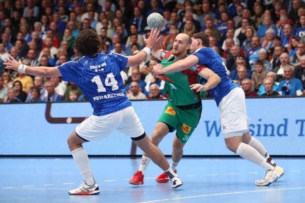 21 10 2025, xtgx, Handball, DHB Pokal 2 Runde, Dessau Rosslauer HV 06 SC Magdeburg v l Jakub Powarzynski Dessau, 14 , Christian O Sullivan Magdeburg, 24 , Marcel Nowak Dessau, 15 duel, duel, fight, tackle Dessau