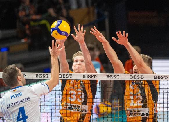 Volleyball, Herren, Saison 2025 2026, 1. Bundesliga (1. Spieltag), BR Volleys - VfB Friedrichshafen, v. l. Tim Peter (Friedrichshafen), Fedor Ivanov (BR Volleys), Florian Krage-Brewitz (BR Volleys), 21.10. 2025, Copyright: xSebastianxRäppold MatthiasxKochx