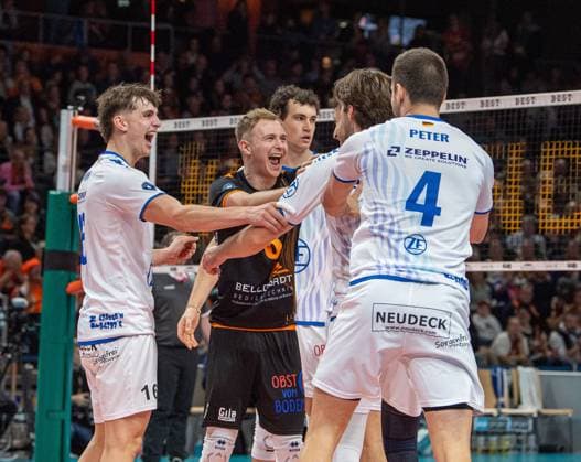 Volleyball, Herren, Saison 2025 2026, 1. Bundesliga (1. Spieltag), BR Volleys - VfB Friedrichshafen, v. l. Simon Kohn (Friedrichshafen), Leonard Graven (Friedrichshafen), Kyle Patrick Hobus (Friedrichshafen), Tim Peter (Friedrichshafen), 21.10. 2025, Copyright: xSebastianxRäppold MatthiasxKochx