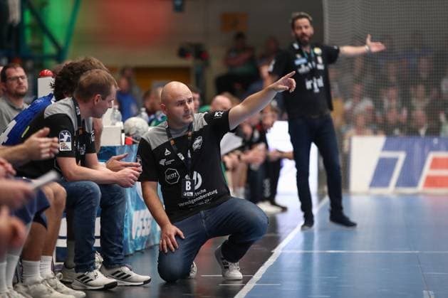 21 10 2025, xtgx, Handball, DHB Pokal 2 Runde, Dessau Rosslauer HV 06 SC Magdeburg v l Vanja Radic Dessau, Trainer Â gives instructions, gesticulates with arms, gives instructions Dessau