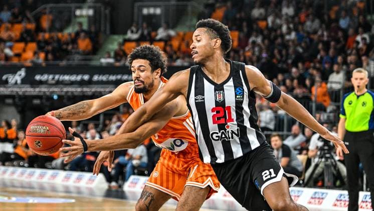 GER, EuroCup, ratiopharm Ulm vs Besiktas GAIN Istanbul 21 10 2025, ratiopharm arena, Neu Ulm, GER, EuroCup, ratiopharm Ulm vs Besiktas GAIN Istanbul, in the picture Len Schoormann Ulm, 1 captures the ball, Antony Brown Istanbul, 21 nordphotoxGmbHx xHafner nph00200