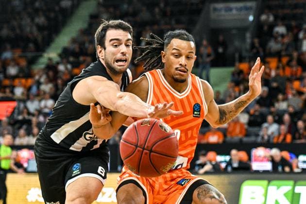 GER, EuroCup, ratiopharm Ulm vs Besiktas GAIN Istanbul 21 10 2025, ratiopharm arena, Neu Ulm, GER, EuroCup, ratiopharm Ulm vs Besiktas GAIN Istanbul, pictured Berk Ugurlu Istanbul, 6 , Nelson Weidemann Ulm, 0 nordphotoxGmbHx xHafner nph00200
