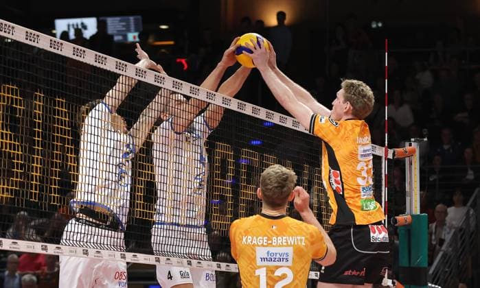 Gustavo Maciel, Tim Peter, Florian Krage Brewitz, Fedor Ivanov duel Match scene Action Sport Volleyball Bundesliga Men 1 Matchday Season 2025 2026 21 10 2025 BR Volleys Berlin BRV vs VfB Friedrichshafen