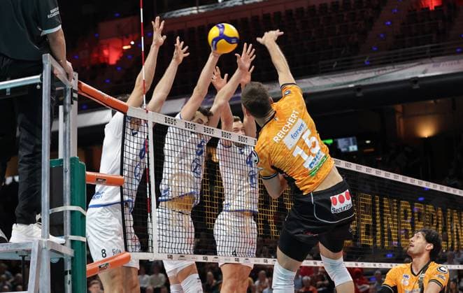 Aleksa Batak, Louis Kunstmann, Tim Peter in the block, Moritz Reichert in attack duel Match scene Action Sport Volleyball Bundesliga Men 1 Matchday Season 2025 2026 21 10 2025 BR Volleys Berlin BRV vs VfB Friedrichshafen