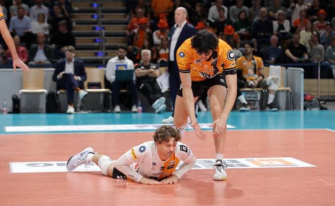 Kyle Dagostino, Nolan Flexen disappointed Disappointment Sport Volleyball Bundesliga Men 1 Matchday Season 2025 2026 21 10 2025 BR Volleys Berlin BRV vs VfB Friedrichshafen