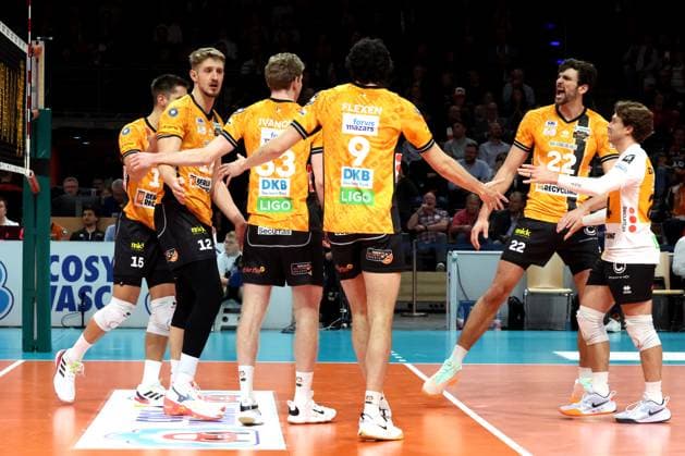 DEU, DVV, 1 VBL, BR Volleys vs VfB Friedrichshafen, 21 10 2025, Max Schmeling Halle, Berlin, DEU, DVV, 1 VBL, BR Volleys vs VfB Friedrichshafen, in the picture BR Volleys players circle nordphotoxGmbHx xEngler nph00076