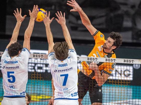 Volleyball, Men, Season 2025 2026, 1 Bundesliga 1 Matchday , BR Volleys VfB Friedrichshafen, f l Louis Kunstmann Friedrichshafen , Kyle Patrick Hobus Friedrichshafen , Jake Hanes BR Volleys , 21 10 2025, Copyright: xSebastianxRäppold MatthiasxKochx